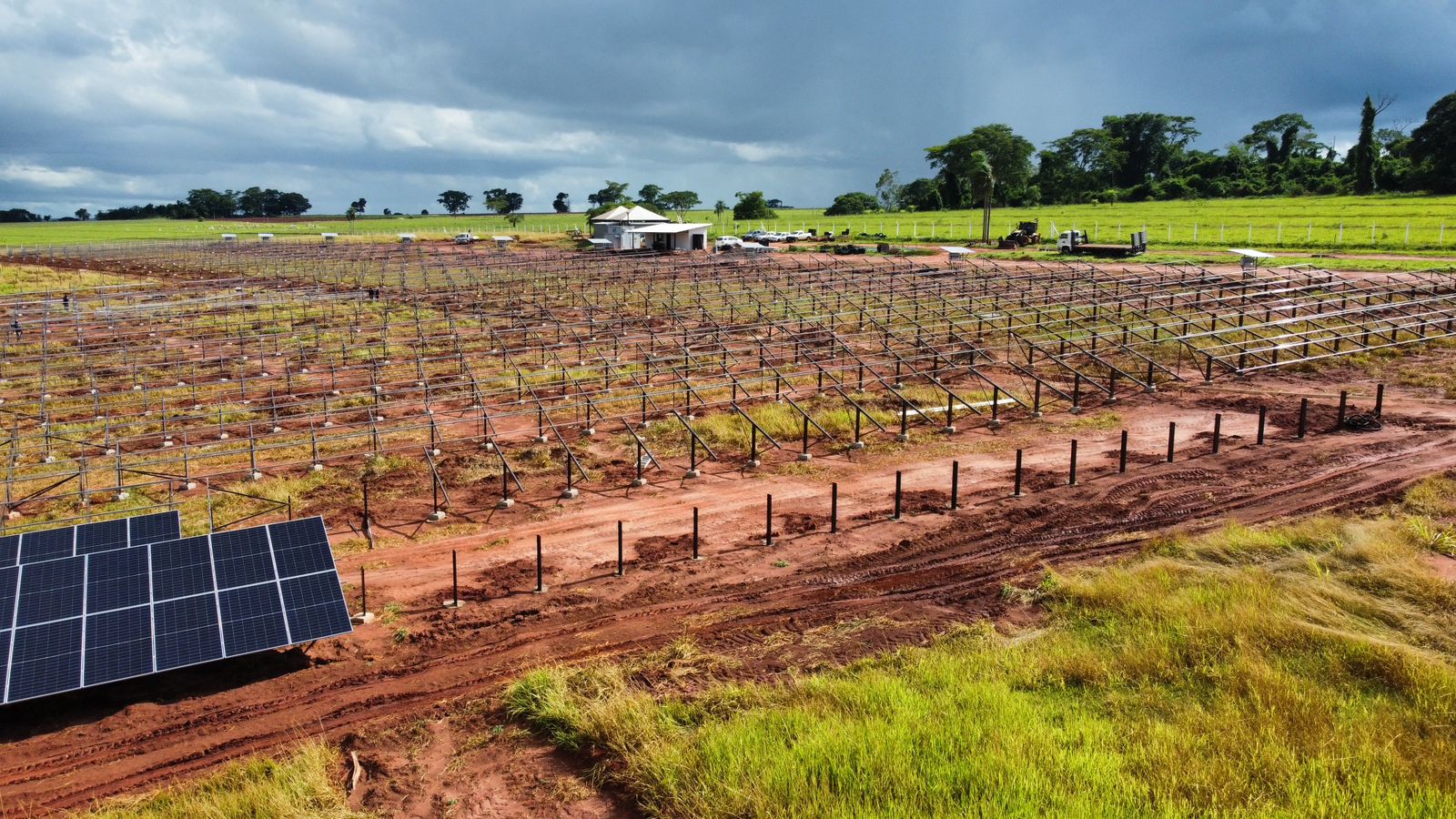 Extensa área rural com instalações solares