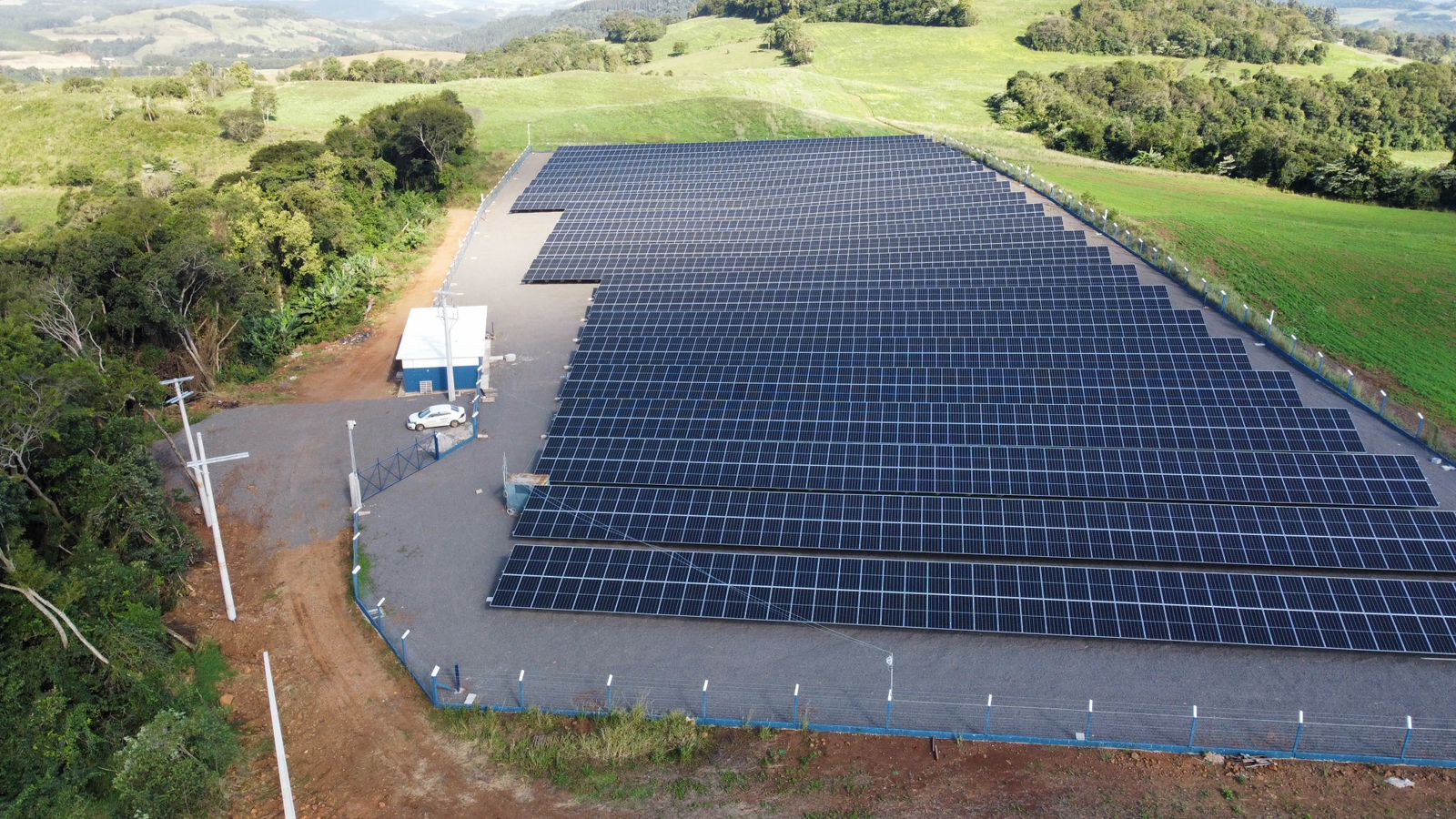 Instalação de painéis solares em terreno ondulado