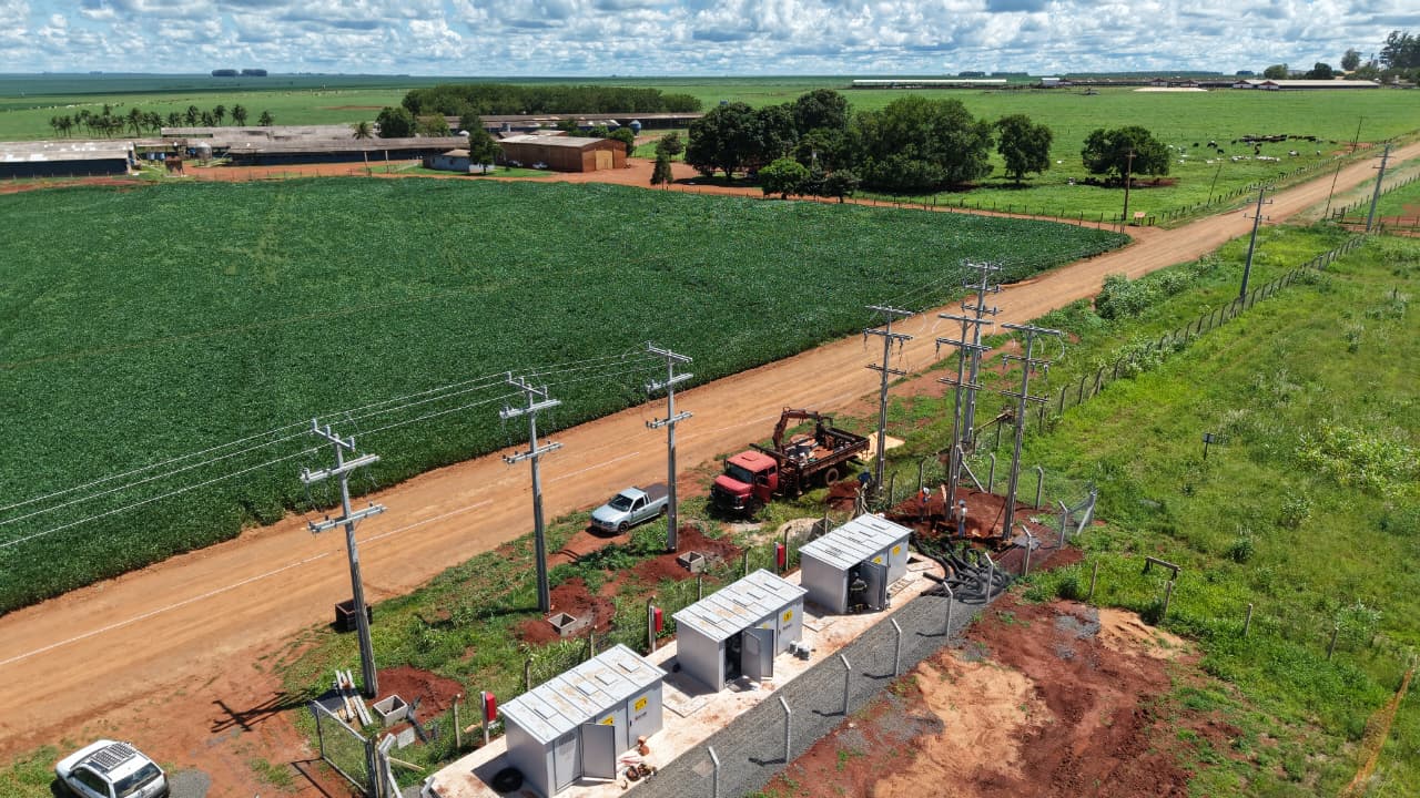 Instalação de energia solar com estruturas elétricas