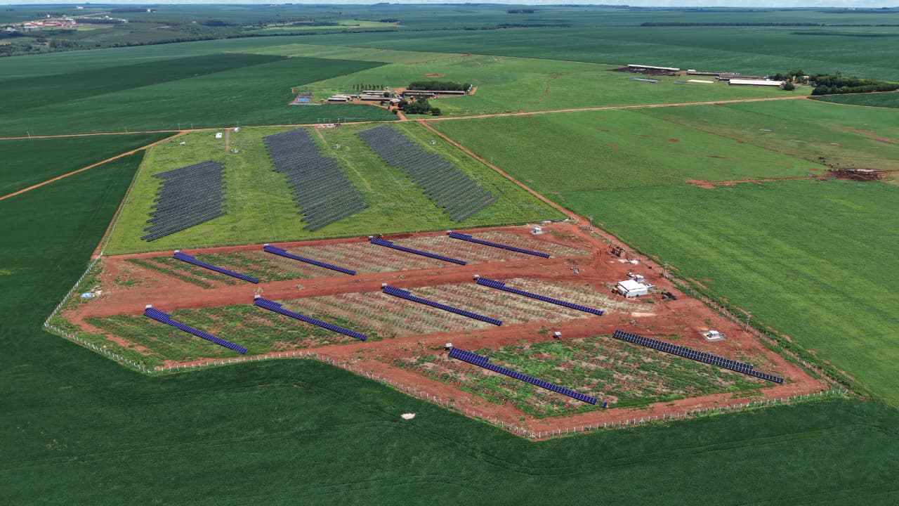 Múltiplas instalações de painéis solares